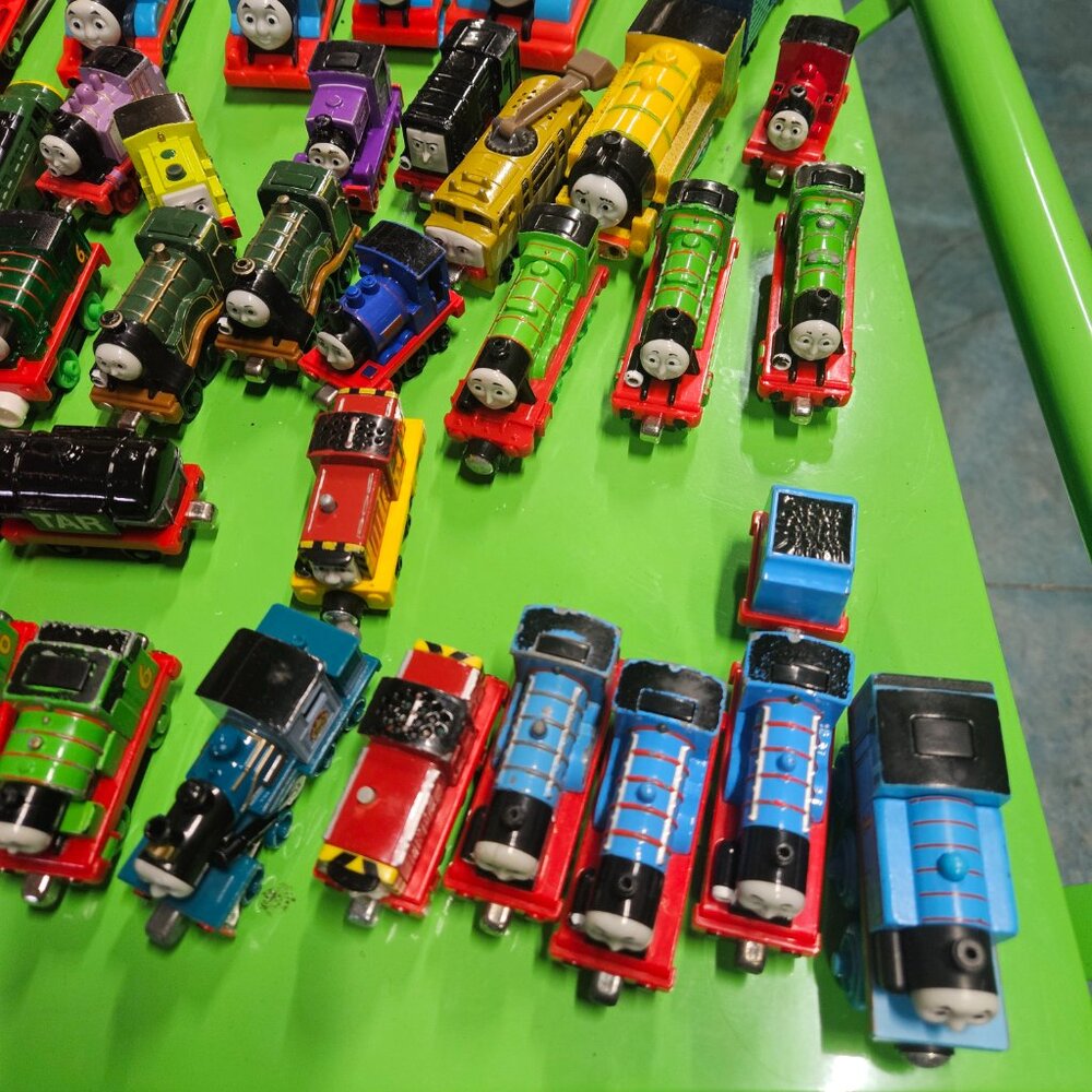 HUGE LOT of 77 Thomas and Friends Trains - Picture 6 of 16